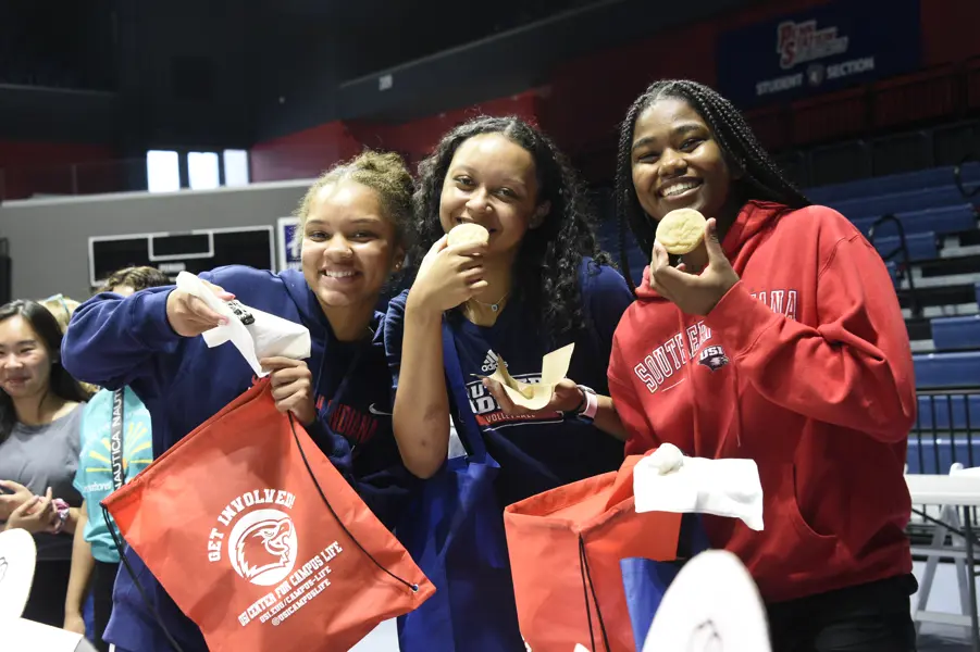 USI students eat free cookies at a student involvement event