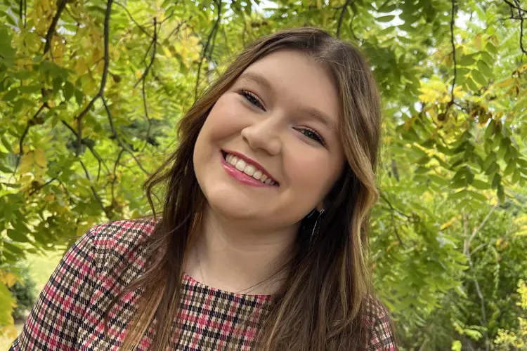 Casual portrait of USI sociology graduate Sierra Schmitt