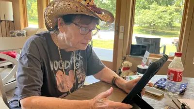 Older woman in the role of standardized patient