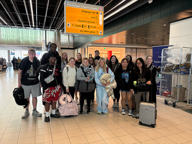Group photo of students at Amsterdam Airport
