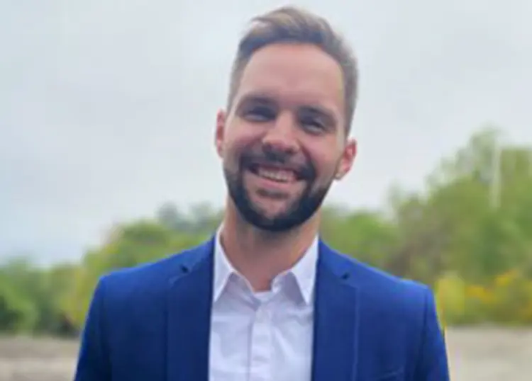 Casual portrait of USI economics graduate Hunter