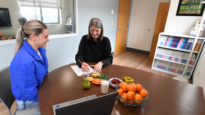Dietetics student giving someone nutrition advice in the counseling room